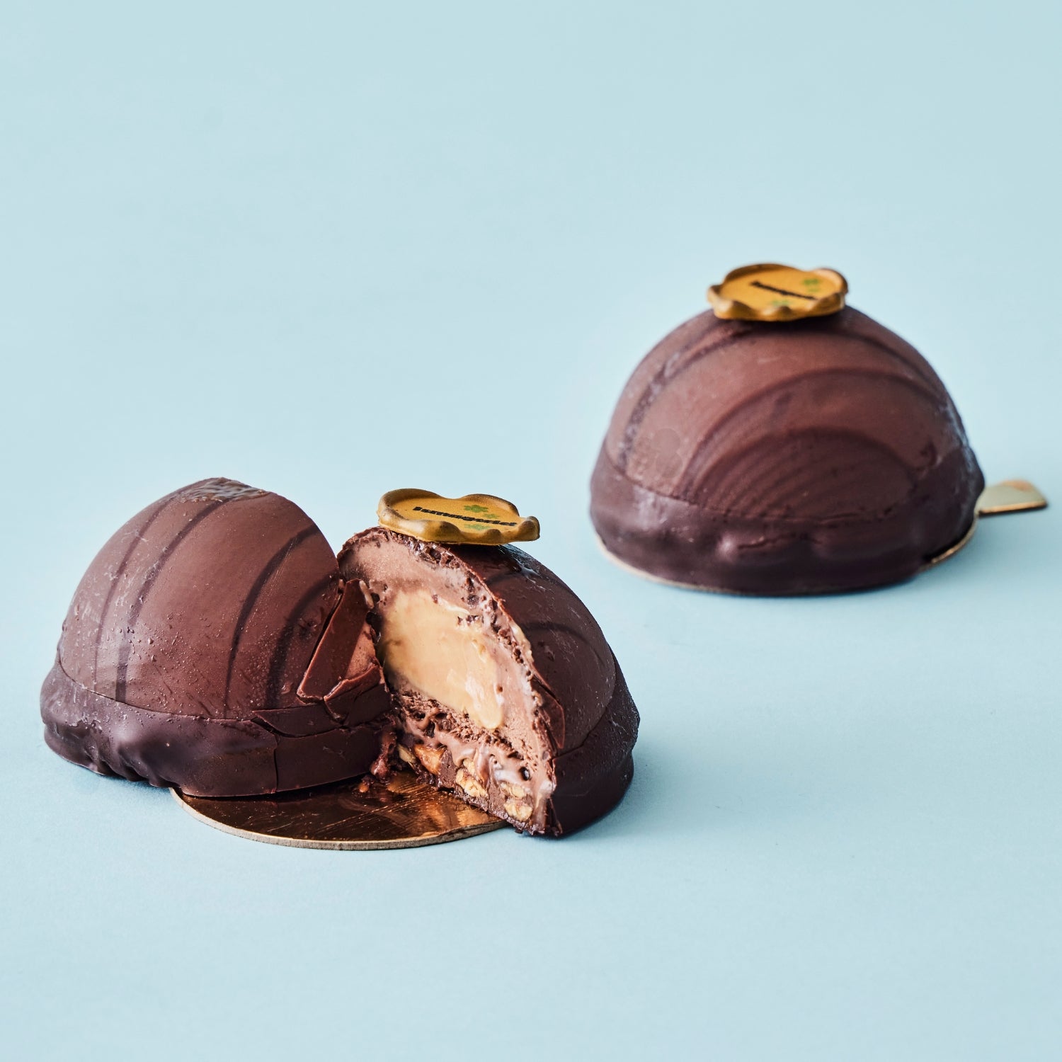 Isbombe med peanut-chokolade is og karamel