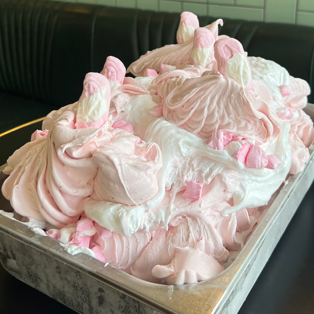 Jordbæris vendt med guf og stykker af juleskum.