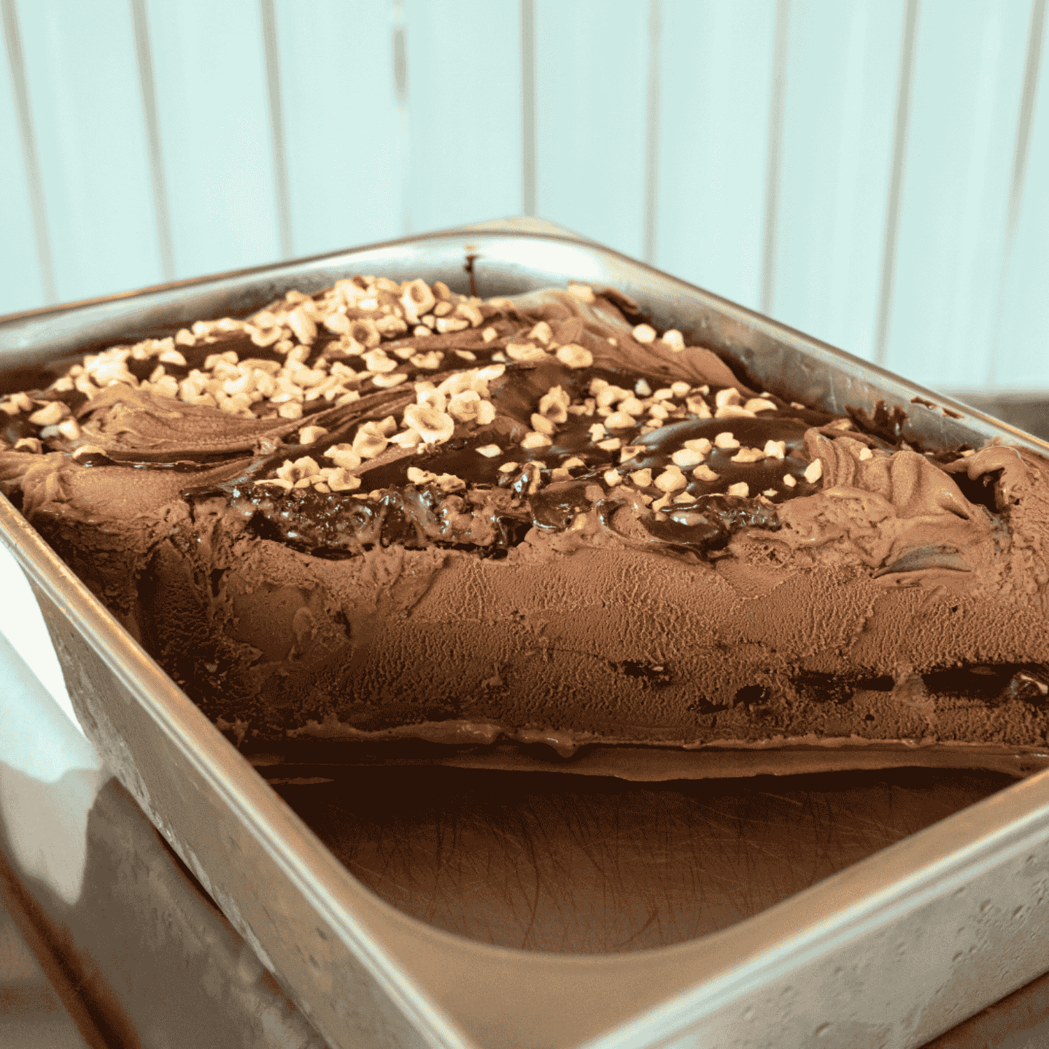 Chokolade-hasselnødis med Nutella, sprød vaffelknas og ristede hasselnødder.